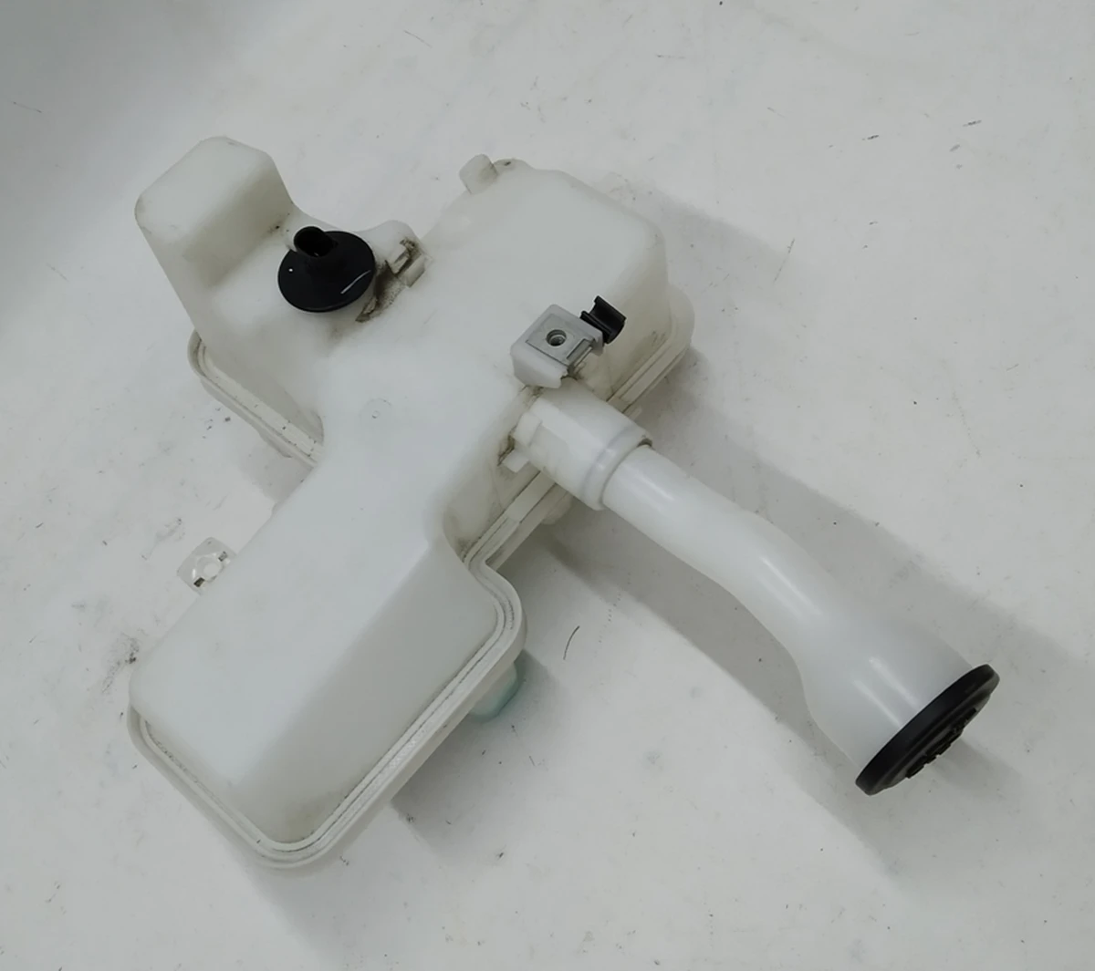 Бачок склоомивача в зборі з насосом, кришкою і датчком рівня жіткості склоомивача BMW I3 61667381592