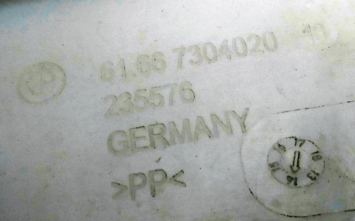 Бачок склоомивача в зборі з насосом, кришкою і датчком рівня жіткості склоомивача BMW I3 61667381592