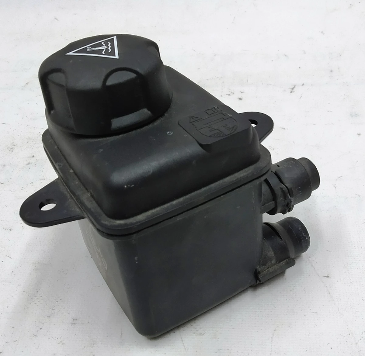 Розширювальний бачок охолоджуючої рідини в зборі з кришкою і заглушкою BMW i3 64129327150