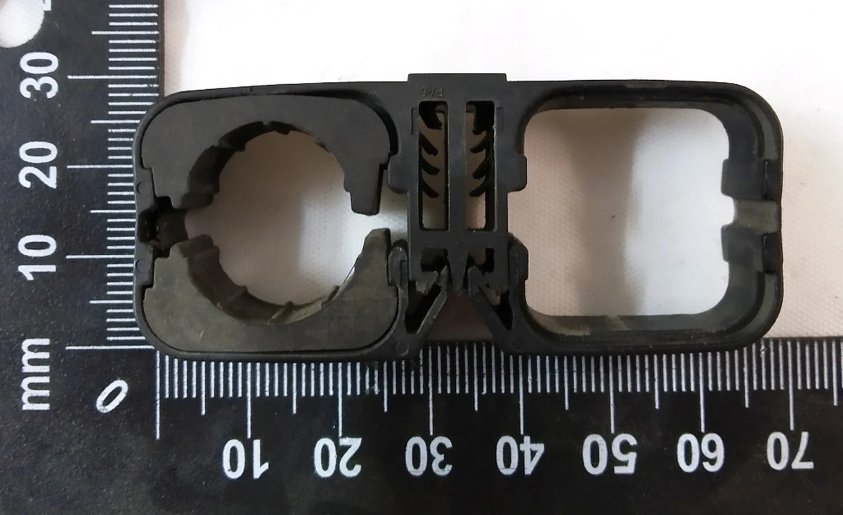 Затиск трубопроводу кондиціонера подвійний нижній з ушкодженнями BMW i3 64539195547