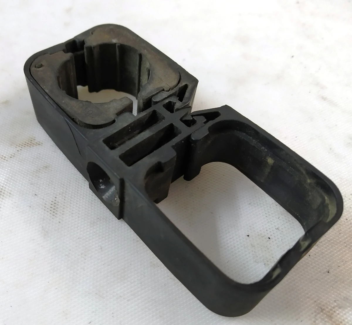 Затиск трубопроводу кондиціонера подвійний нижній з ушкодженнями BMW i3 64539195547