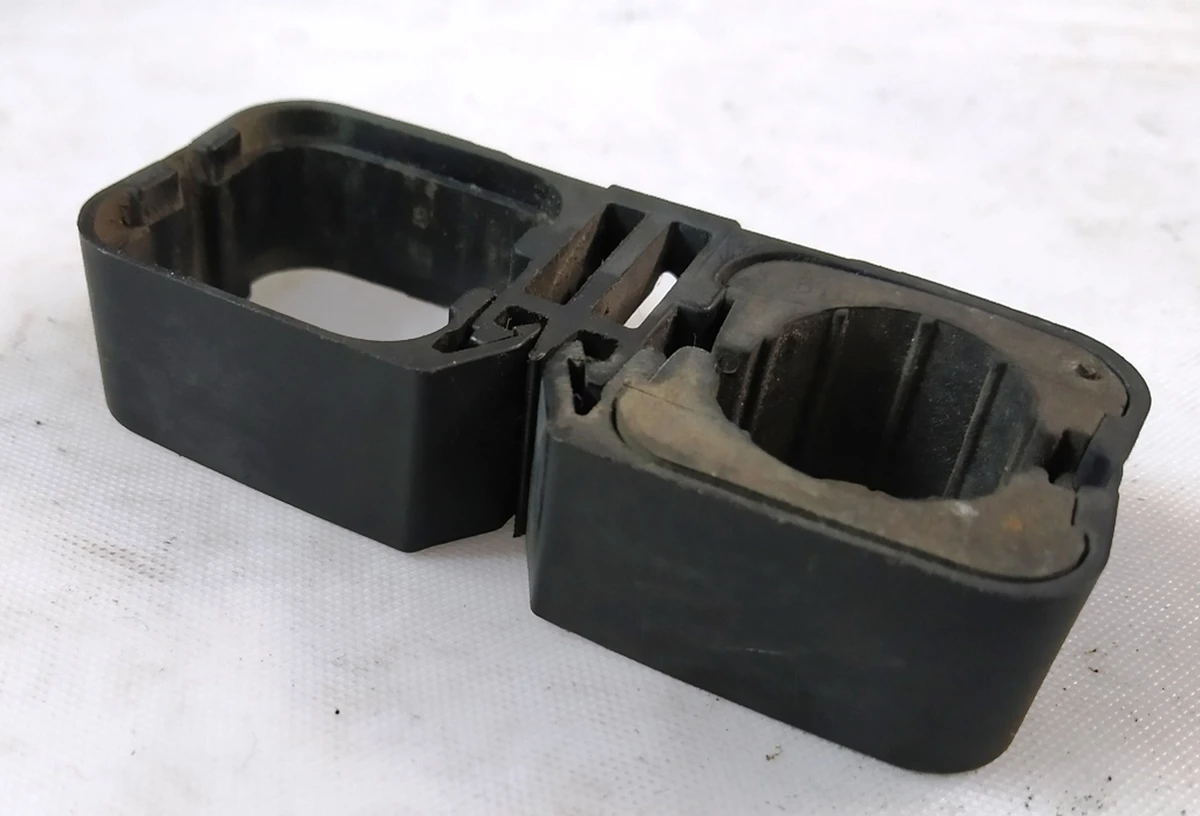 Затиск трубопроводу кондиціонера подвійний нижній з ушкодженнями BMW i3 64539195547