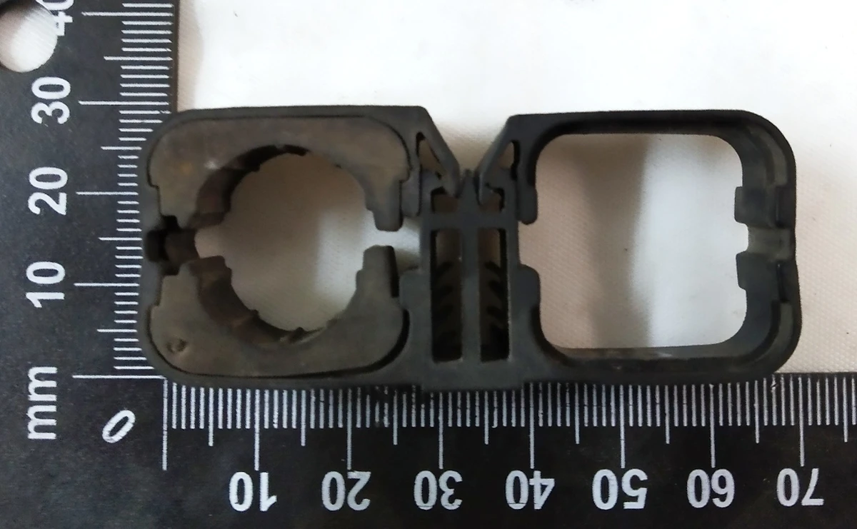 Затиск трубопроводу кондиціонера подвійний нижній з ушкодженнями BMW i3 64539195547