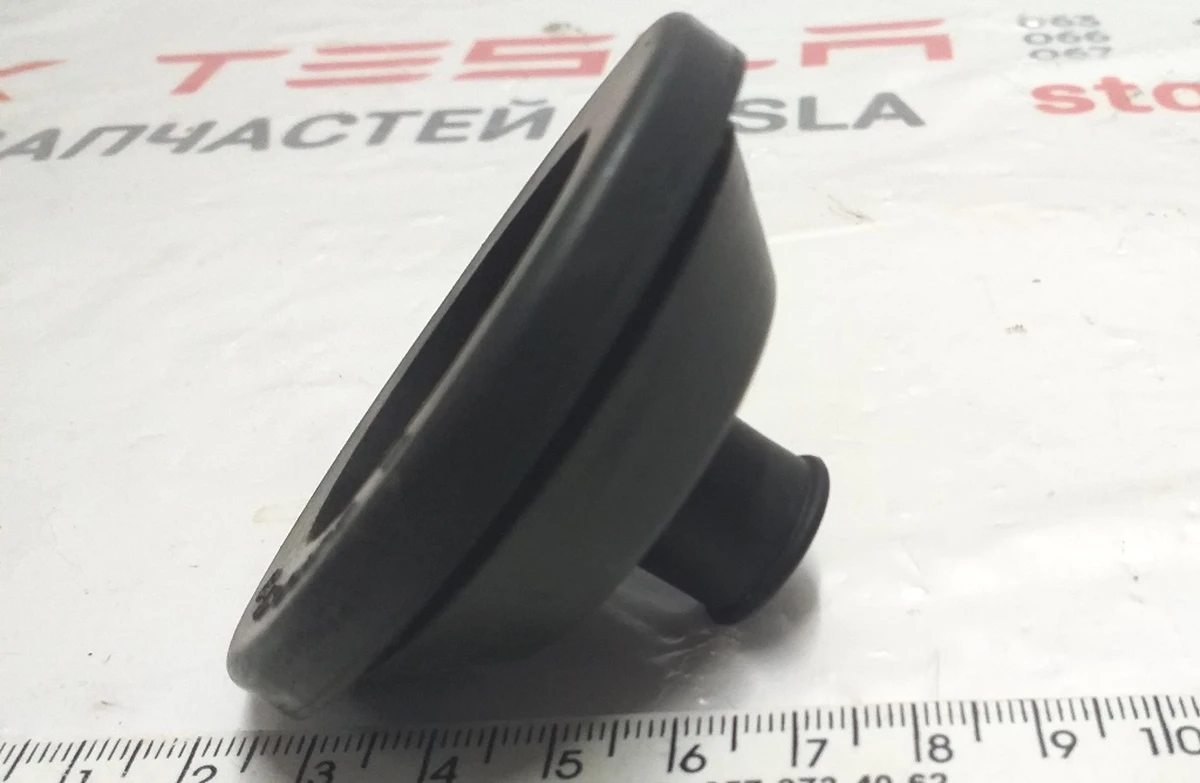 Ущільнювач гумовий електропроводки переднього бампера Tesla model S 6588K1-3