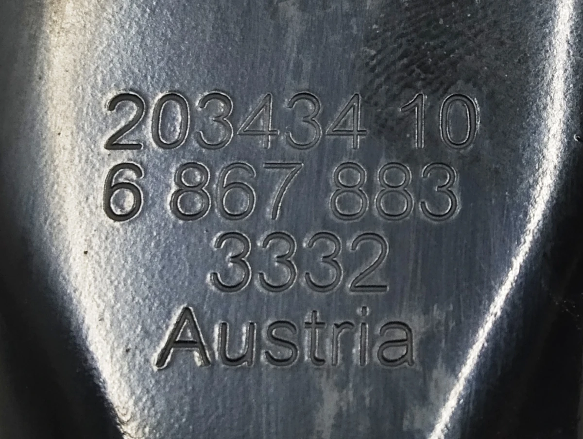 Важіль задній нижній поперечний розвалу лівий в зборі з гайкою BMW i3 33306867883