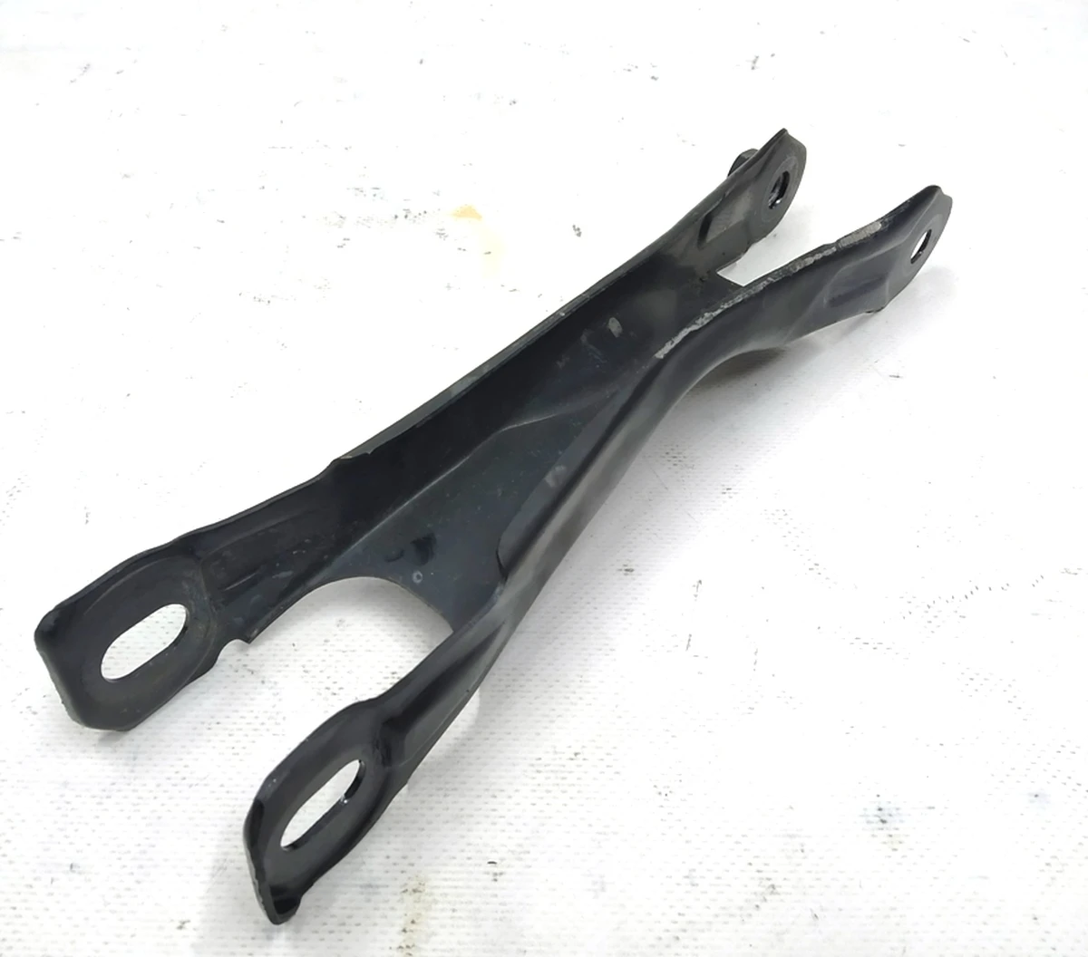 Важіль задній нижній поперечний розвалу лівий в зборі з гайкою BMW i3 33306867883