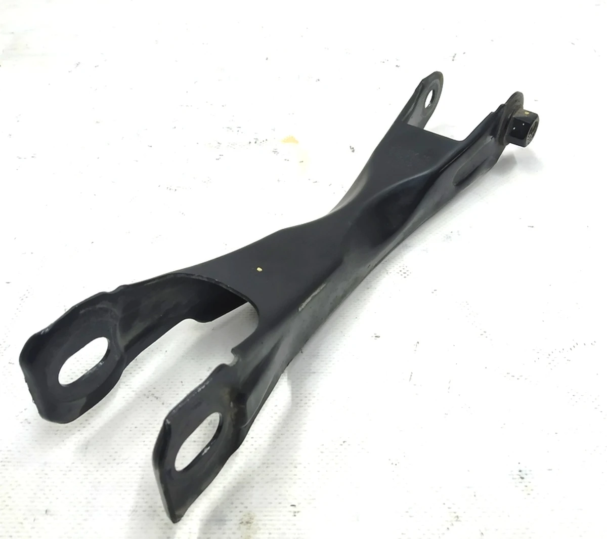 Важіль задній нижній поперечний розвалу лівий в зборі з гайкою BMW i3 33306867883