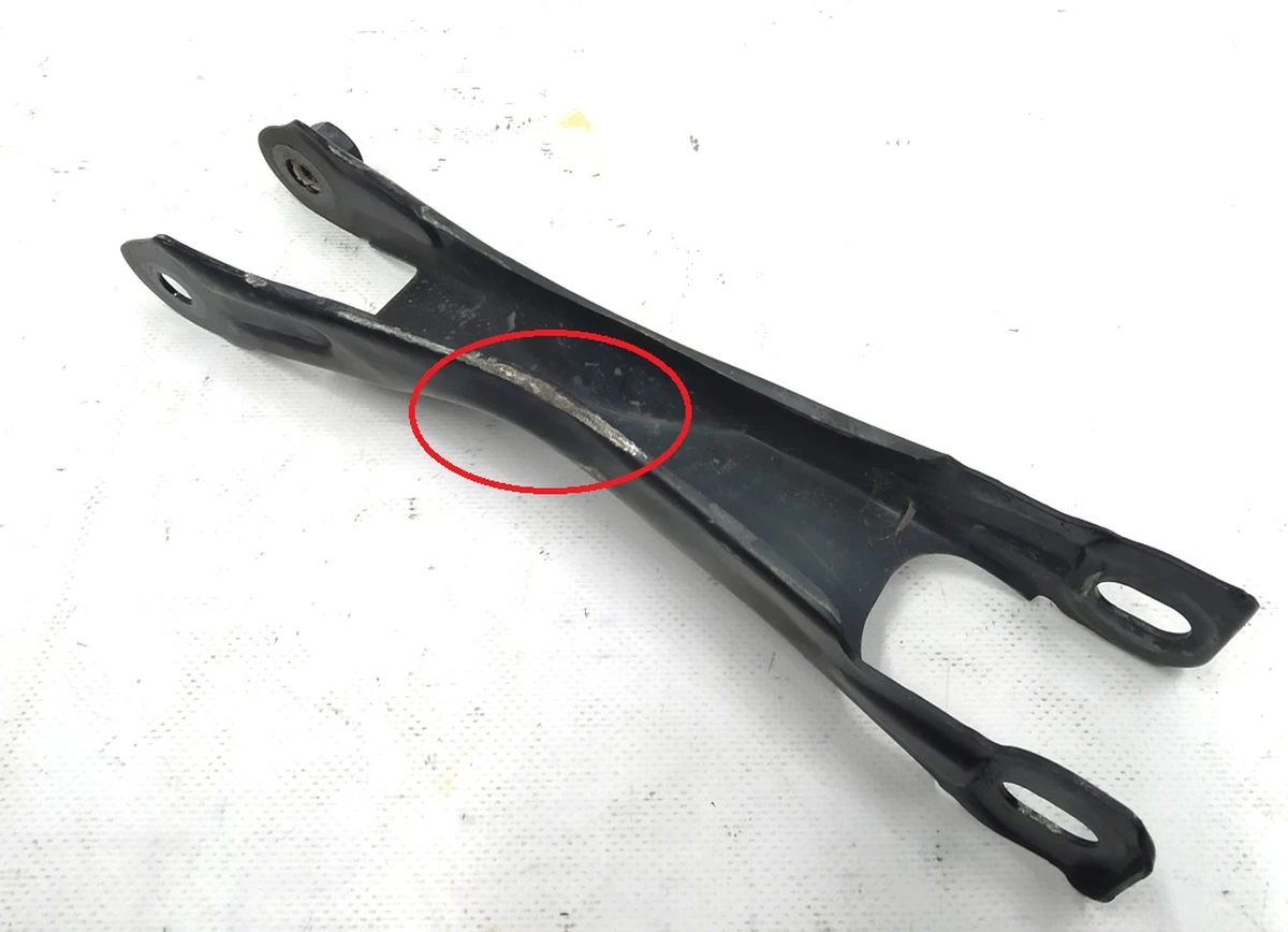 Рычаг задний нижний поперечный развала правый в сборе с гайкой с повреждениями BMW i3 33306867884