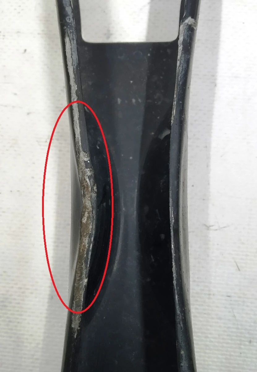 Рычаг задний нижний поперечный развала правый в сборе с гайкой с повреждениями BMW i3 33306867884