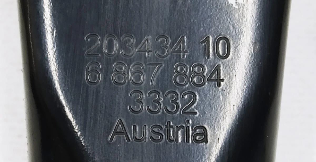 Рычаг задний нижний поперечный развала правый в сборе с гайкой с повреждениями BMW i3 33306867884