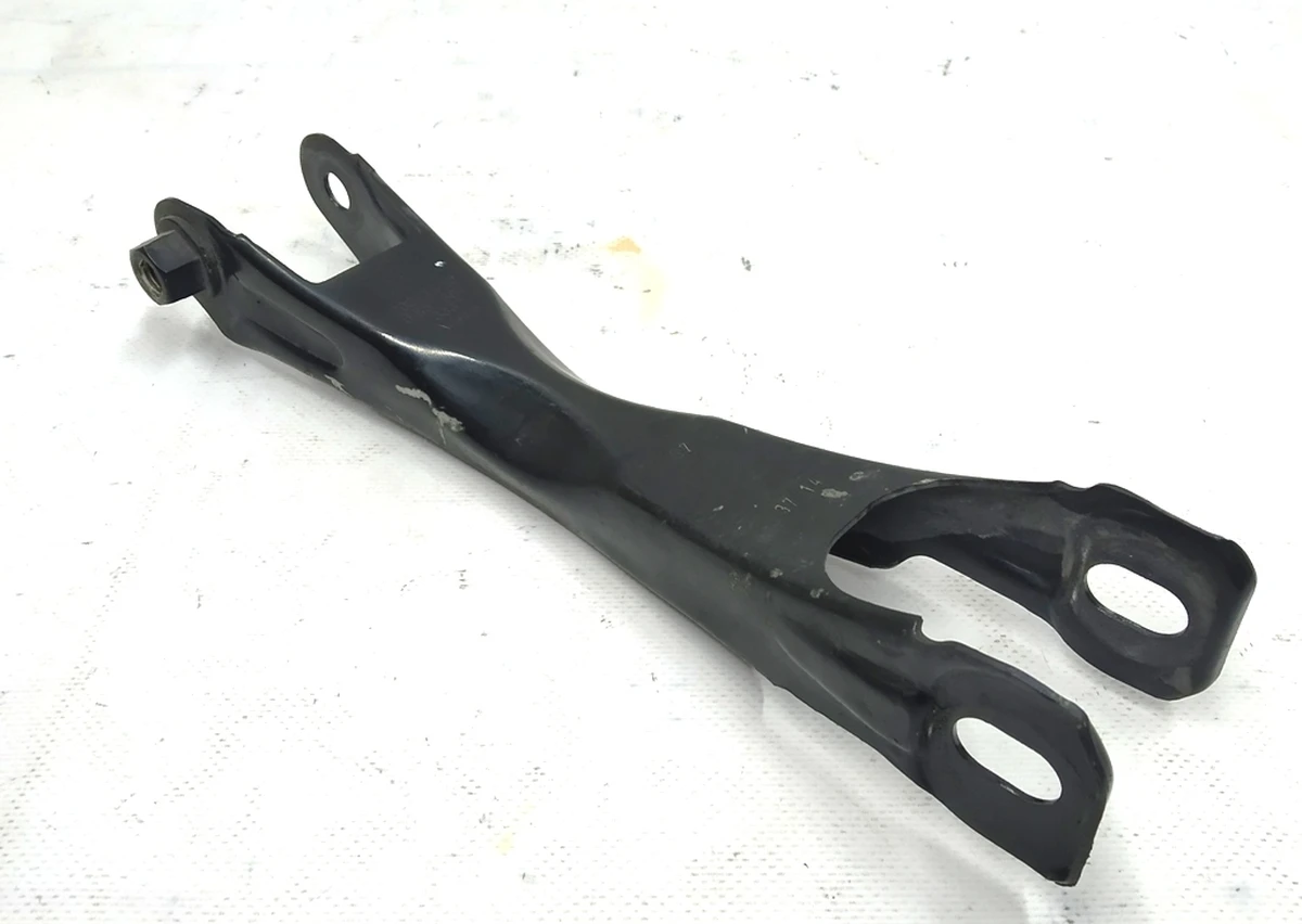 Рычаг задний нижний поперечный развала правый в сборе с гайкой с повреждениями BMW i3 33306867884