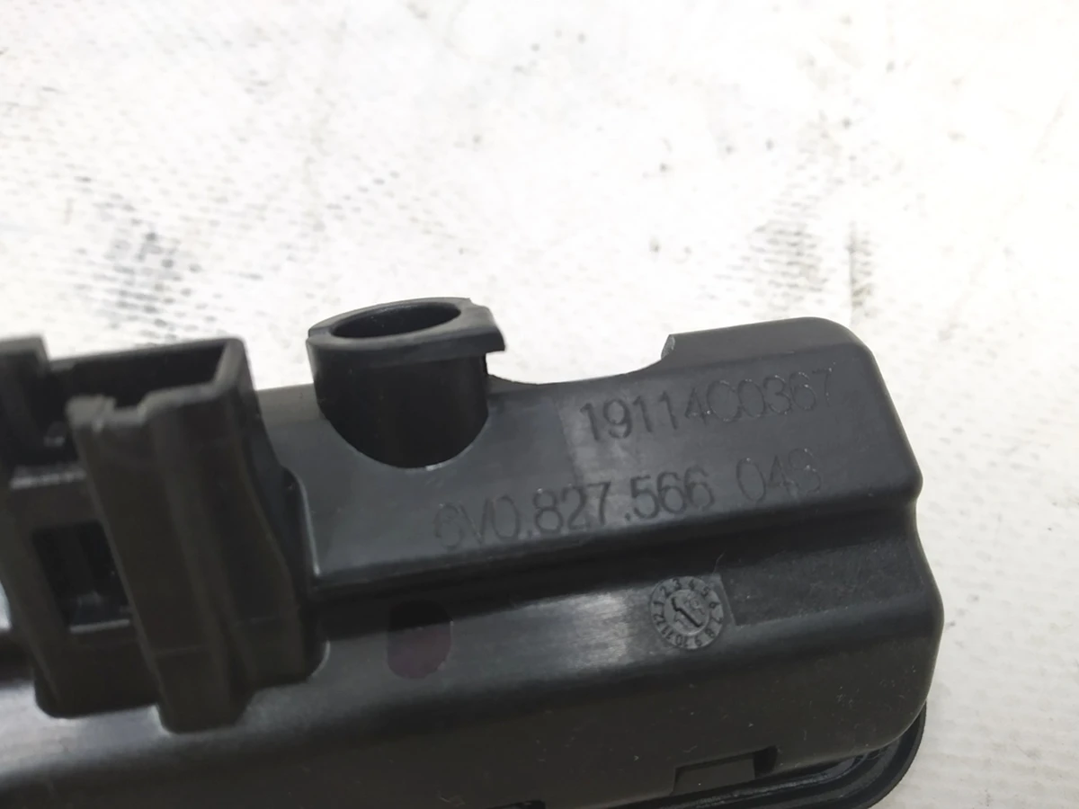 Кнопка електричного приводу замку багажного відсіку Audi E-tron 6V0827566