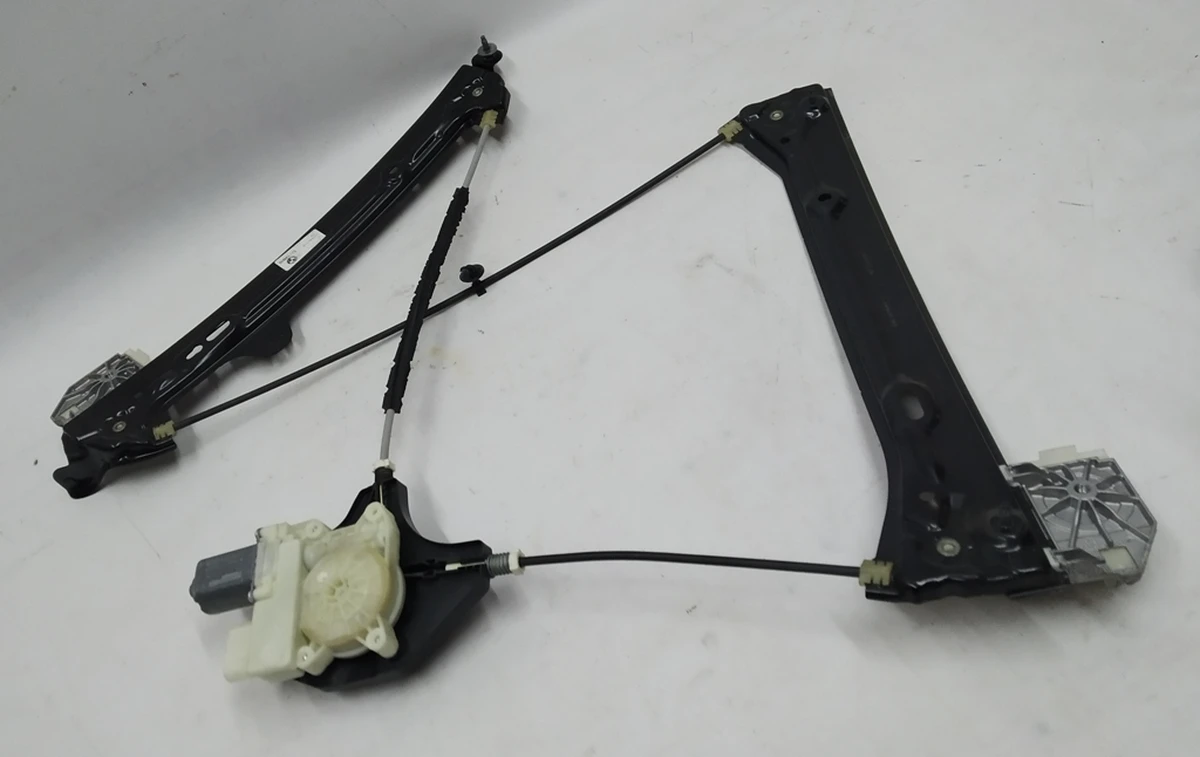Стеклопод'емник передній лівий в зборі з електродвигуном і фіксаторами положення скла BMW i3 51337352875