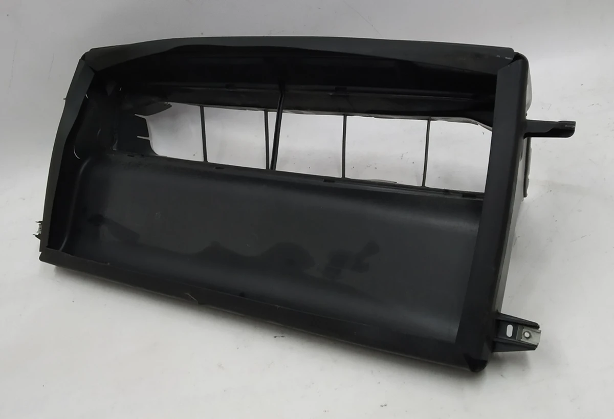 Диффузор (воздуховод) основной центральный (с повреждениями) BMW I3 51747306421