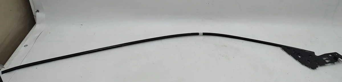 Кронштейн крепления накладки передней стойки левый в сборе с окантовкой крыши BMW i3 51137314019