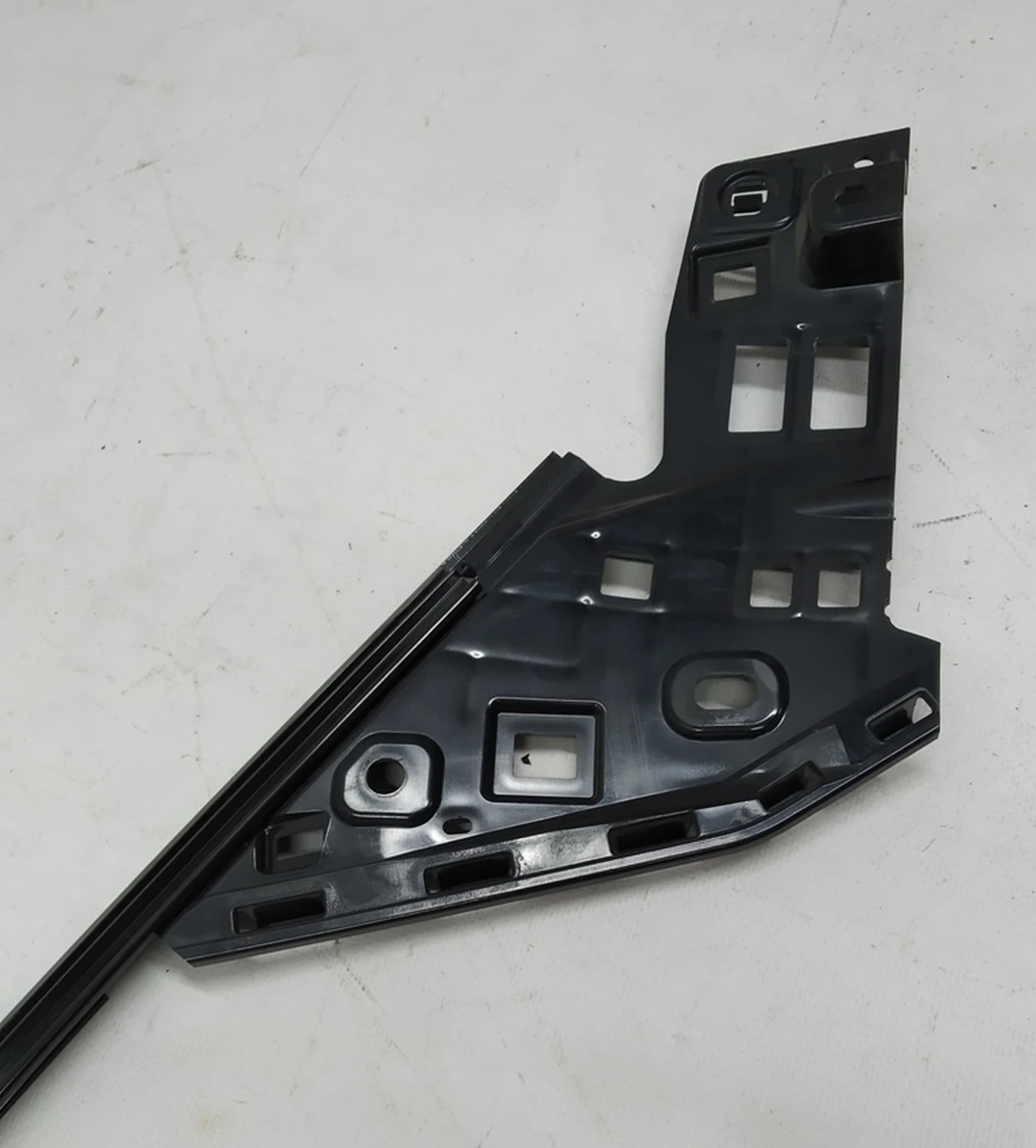 Кронштейн крепления накладки передней стойки левый в сборе с окантовкой крыши BMW i3 51137314019