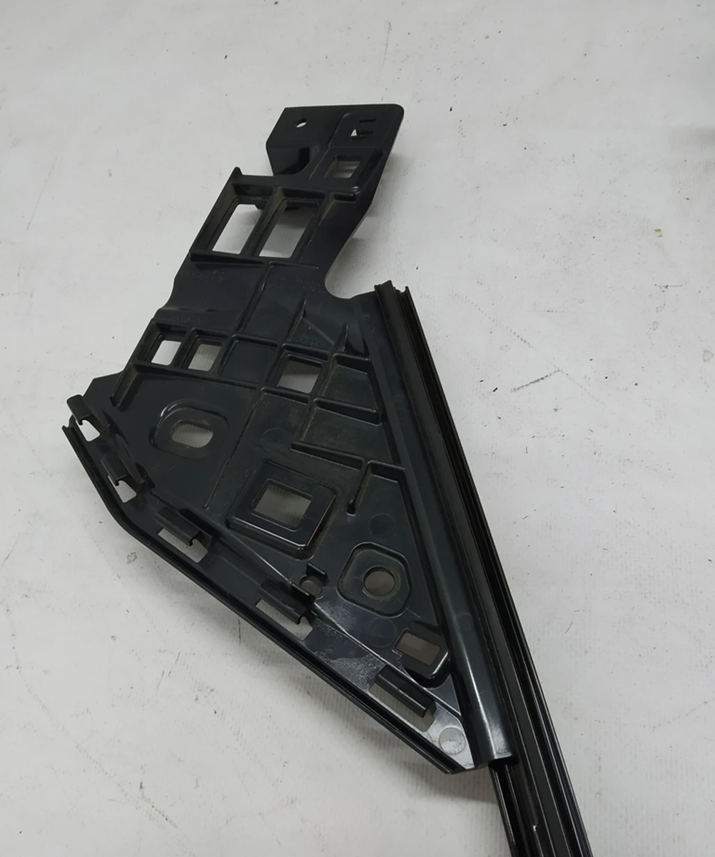 Кронштейн крепления накладки передней стойки левый в сборе с окантовкой крыши BMW i3 51137314019