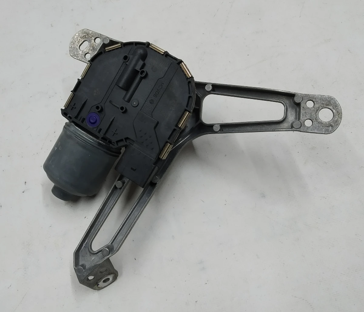 Электродвигатель механизма стеклоочистителя левого в сборе с кронштейном крепления и гайкой стеклоочистителя BMW I3 61617359449