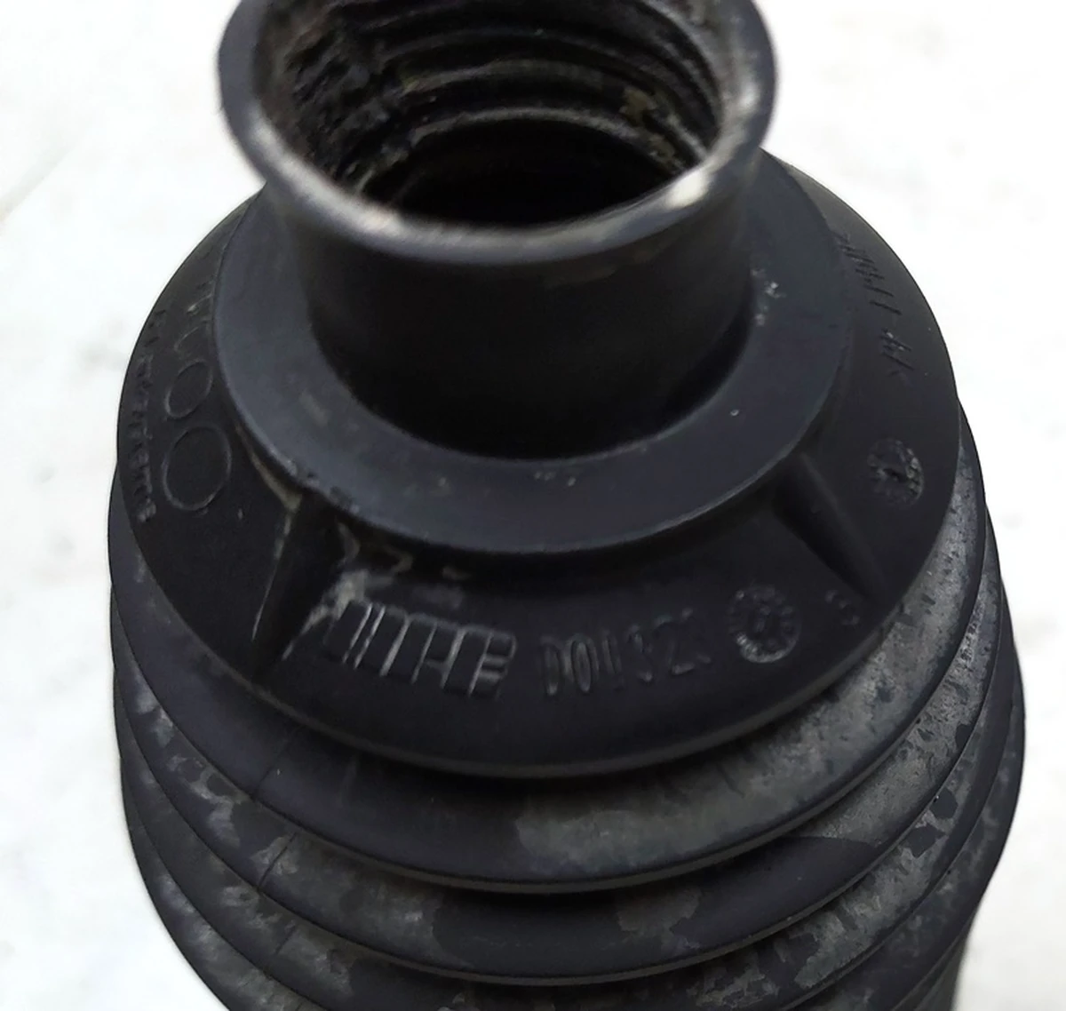 Пыльник тяги рулевой рейки левый правый Tesla model S BJ32-3200-HB