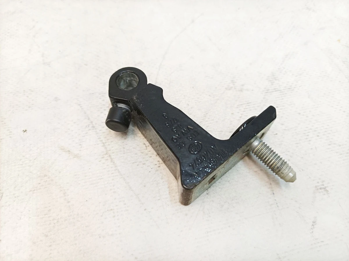 Петля дверцята права верхня (нижня частина) Код фарби: LY9T Audi E-tron 80A831404A