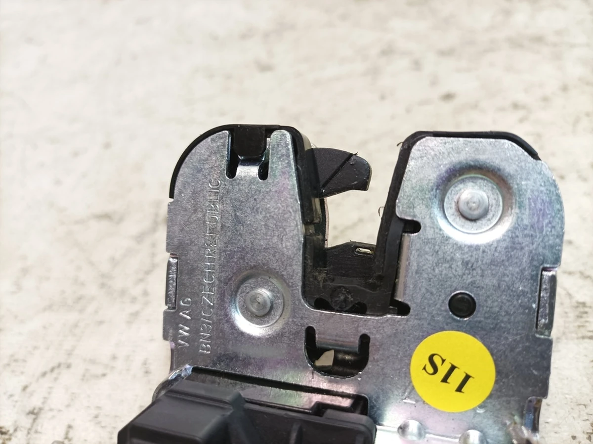 Замок кришки багажника з мікровимикачем Audi Q7 81A827506