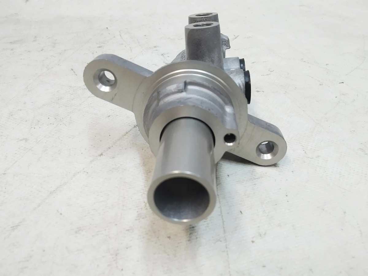 2 Головний гальмівний циліндр BOOSTER Tesla model 3 1044673-00-B