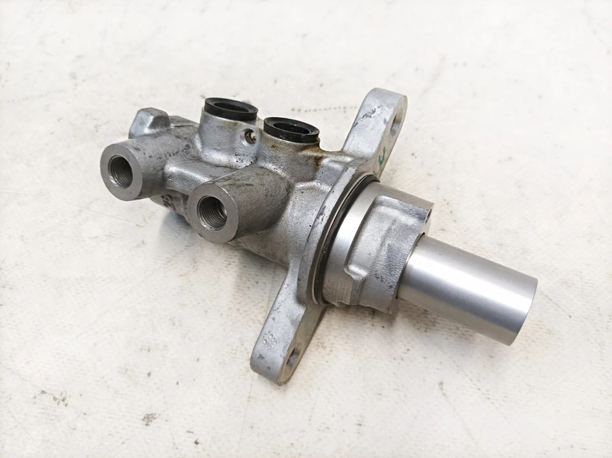 2 Головний гальмівний циліндр BOOSTER з пошкодженням Tesla model 3 1044673-00-B