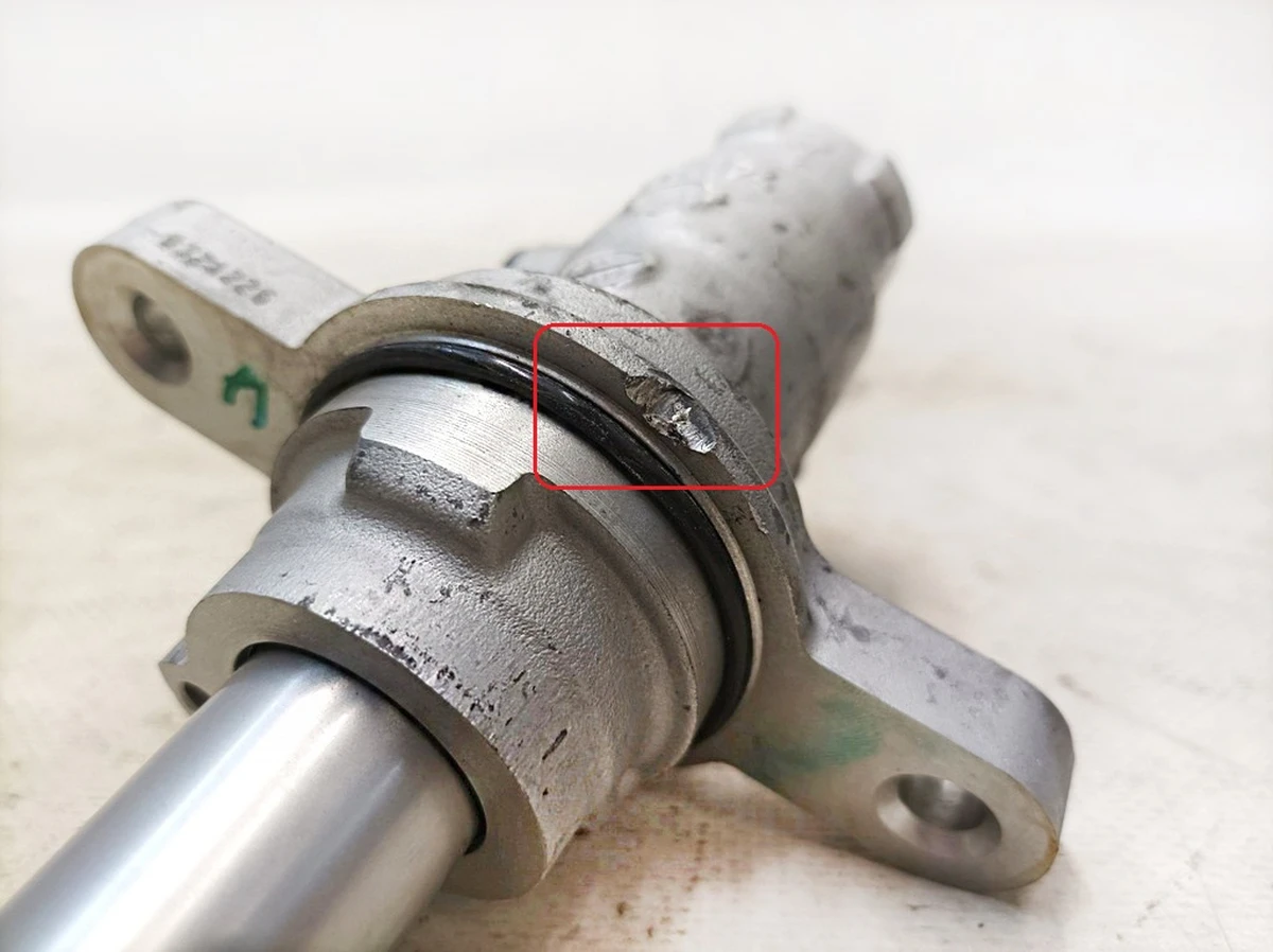 2 Головний гальмівний циліндр BOOSTER з пошкодженням Tesla model 3 1044673-00-B