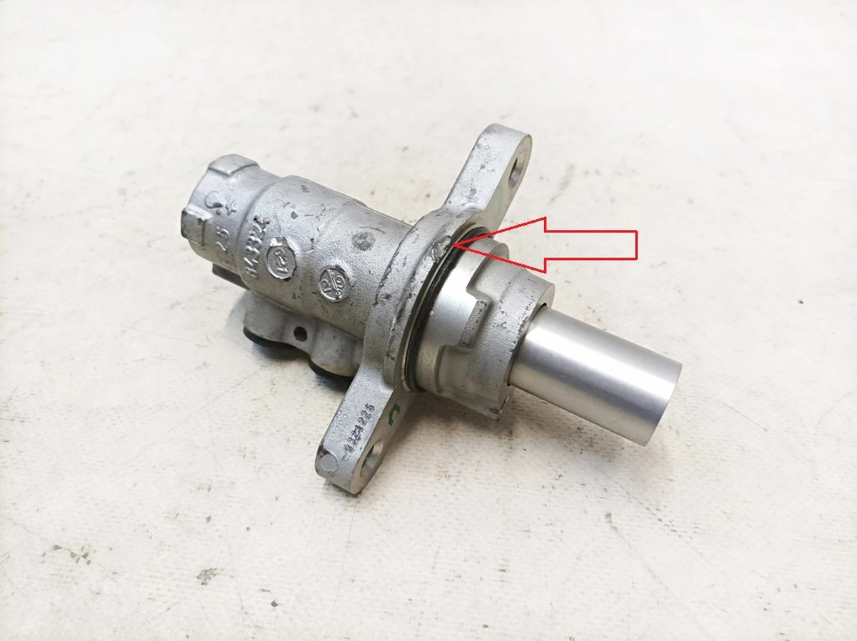 2 Головний гальмівний циліндр BOOSTER з пошкодженням Tesla model 3 1044673-00-B