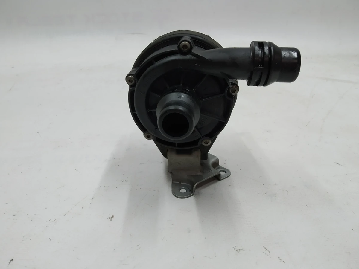 Насос охлаждающей жидкости в сборе с кронштейном крепления BMW i3 11518600286