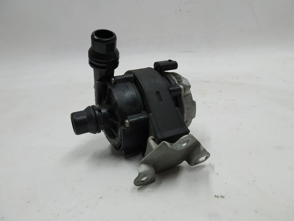 Насос охлаждающей жидкости в сборе с кронштейном крепления BMW i3 11518600286