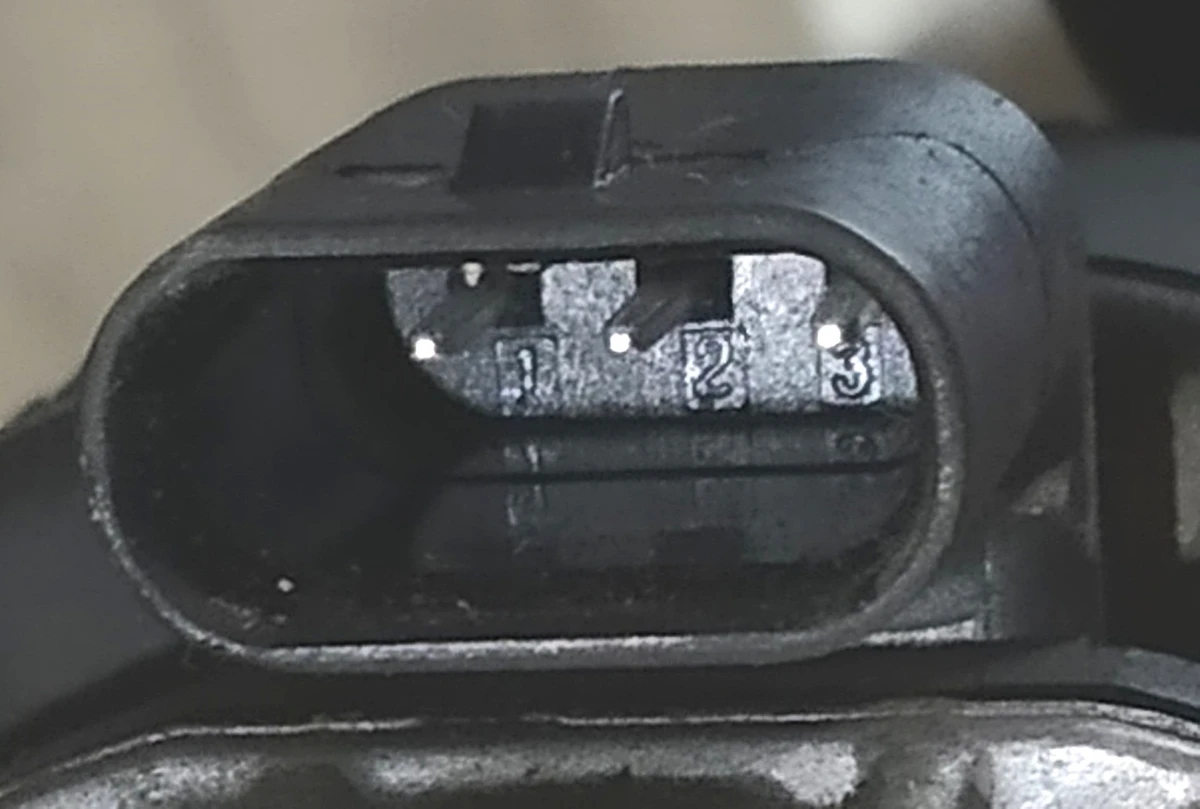 Насос охлаждающей жидкости в сборе с кронштейном крепления BMW i3 11518600286