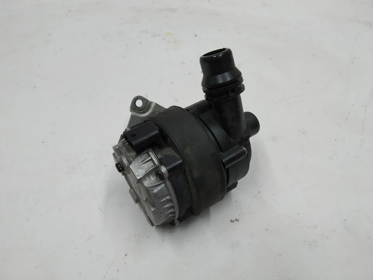 Насос охлаждающей жидкости в сборе с кронштейном крепления BMW i3 11518600286