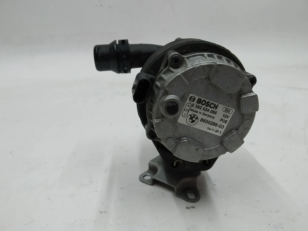 Насос охлаждающей жидкости в сборе с кронштейном крепления BMW i3 11518600286