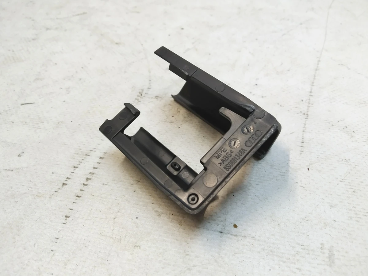 Накладка направляючої санки сидіння переднього з пошкодженням Audi E-tron 8S0881348A