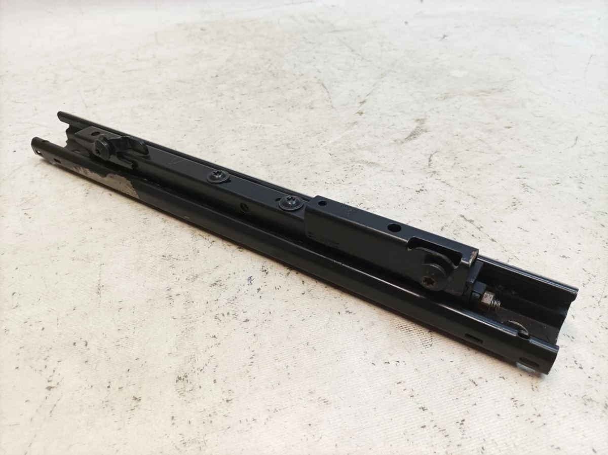 Направляюча (салазка) ліва сидіння переднього лівого Audi Q7 8S8881183A