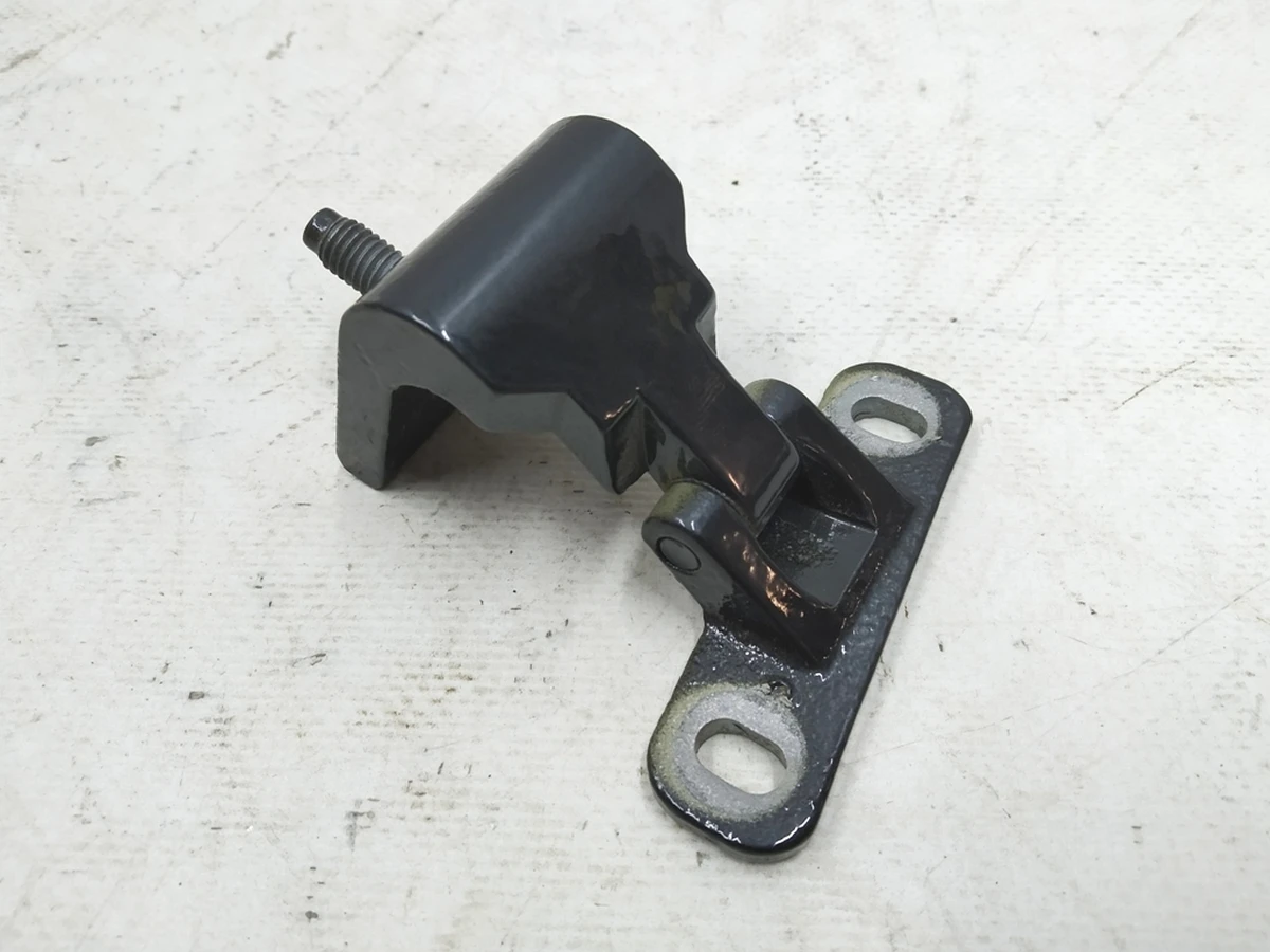 Петля кришки багажника права Audi E-tron 8U0827300E