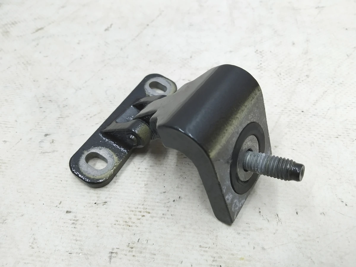 Петля кришки багажника права Audi E-tron 8U0827300E