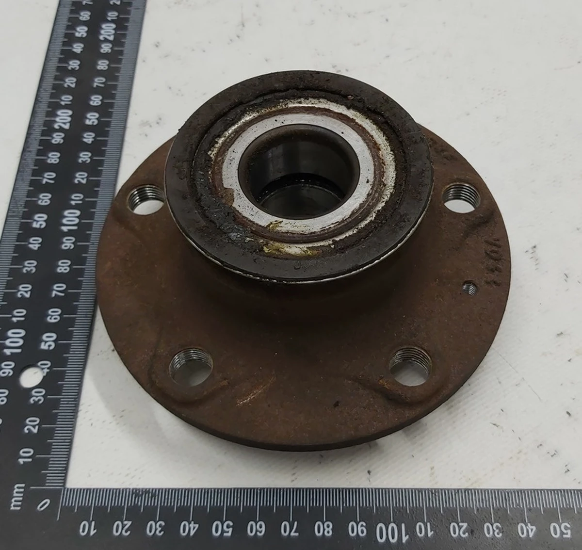 Rear wheel hub with Volkswagen E-GOLF bearing 8V0598611A