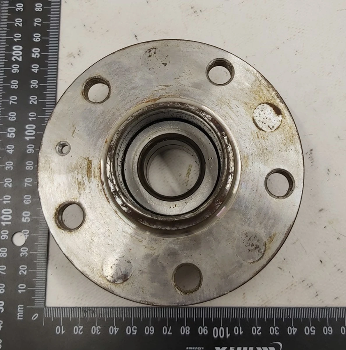 Rear wheel hub with Volkswagen E-GOLF bearing 8V0598611A