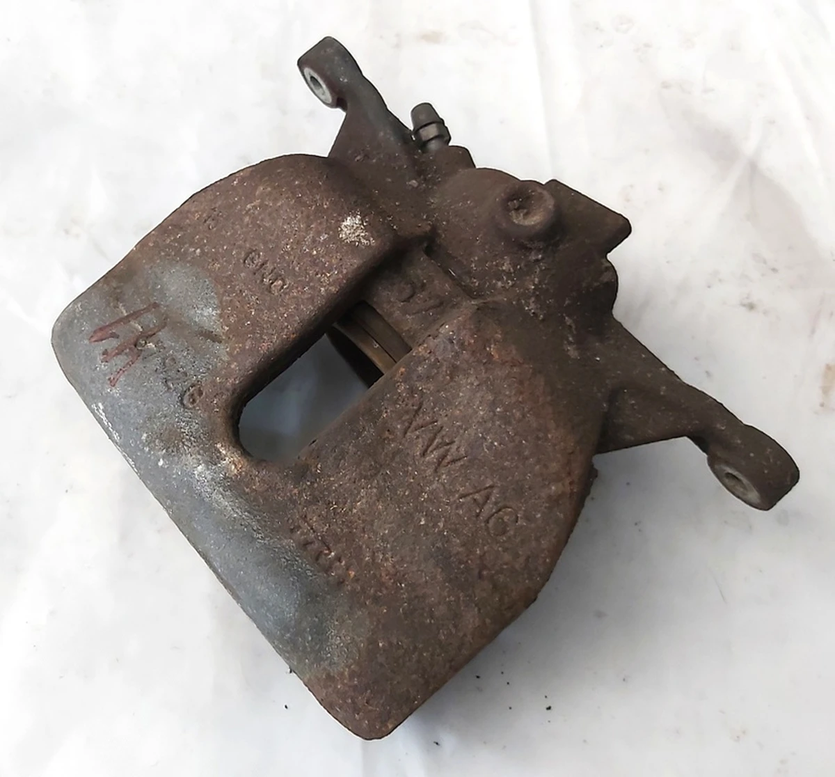 Корпус супорта гальмівного передній правий Volkswagen E-GOLF 8V0615124