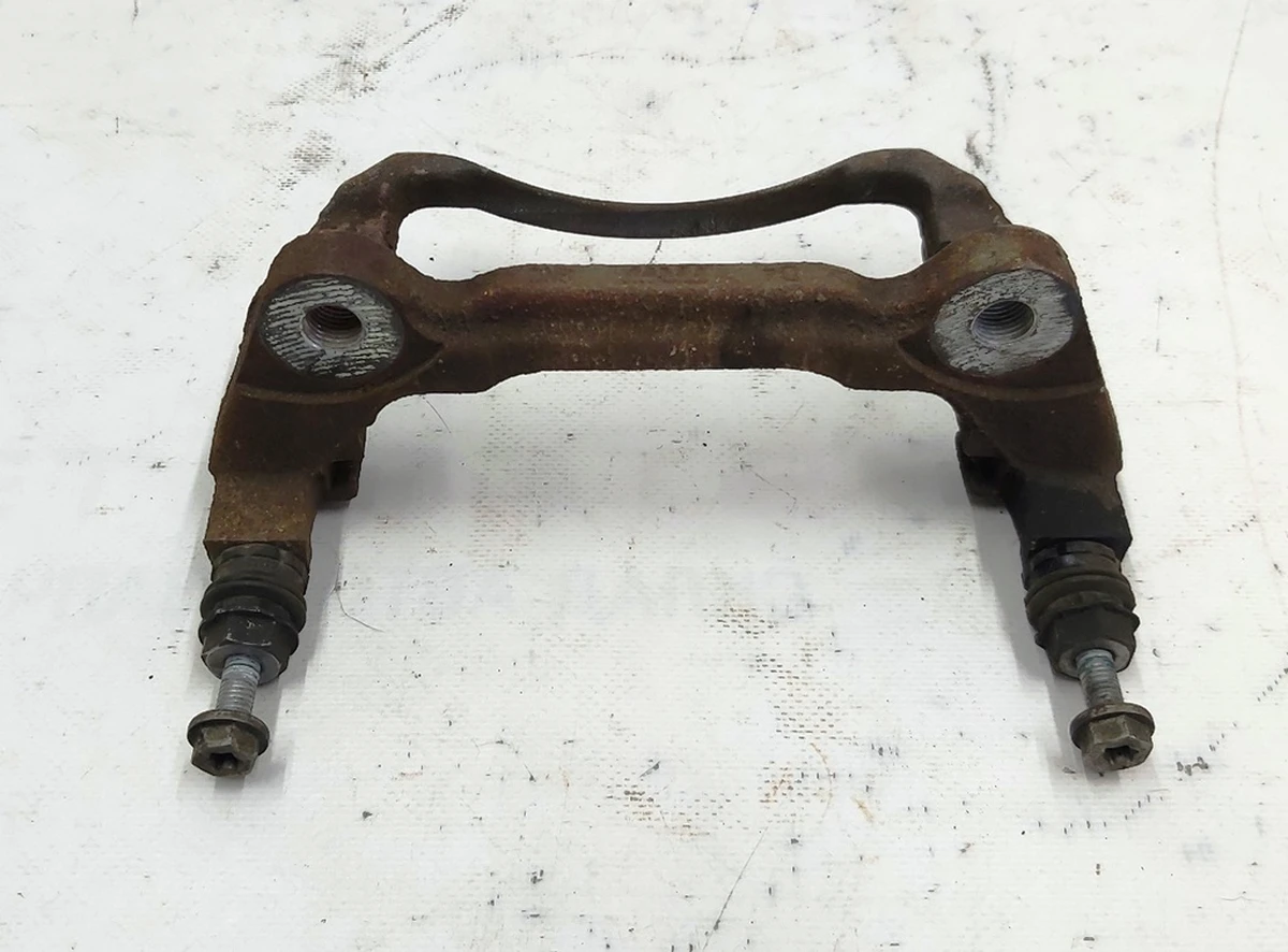 Напрямна колодок супорти гальмівного переднього (скоба) з направляючими пальцями ліва Volkswagen E-GOLF 8V0615125