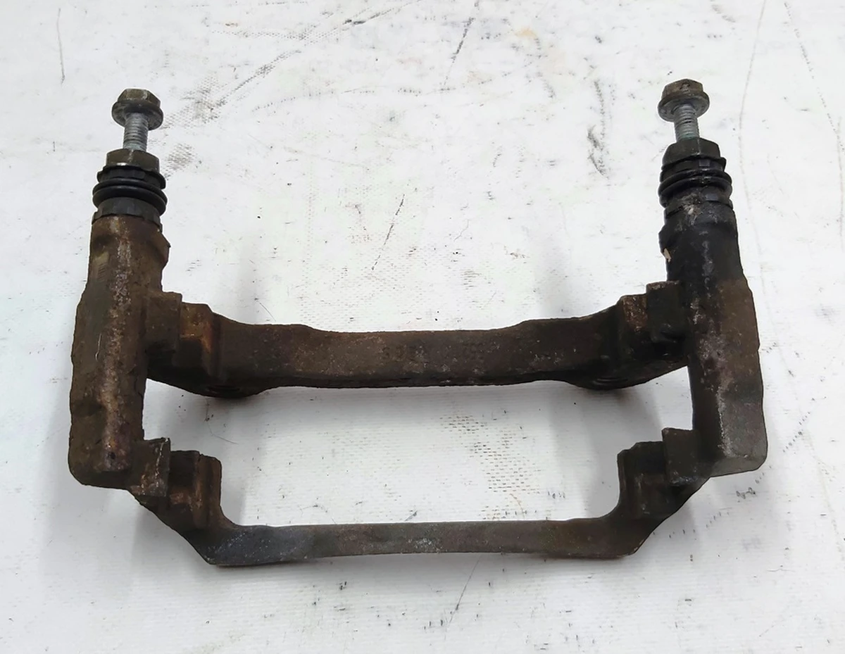 Напрямна колодок супорти гальмівного переднього (скоба) з направляючими пальцями ліва Volkswagen E-GOLF 8V0615125