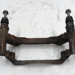 Напрямна колодок супорти гальмівного переднього (скоба) з направляючими пальцями ліва Volkswagen E-GOLF 8V0615125