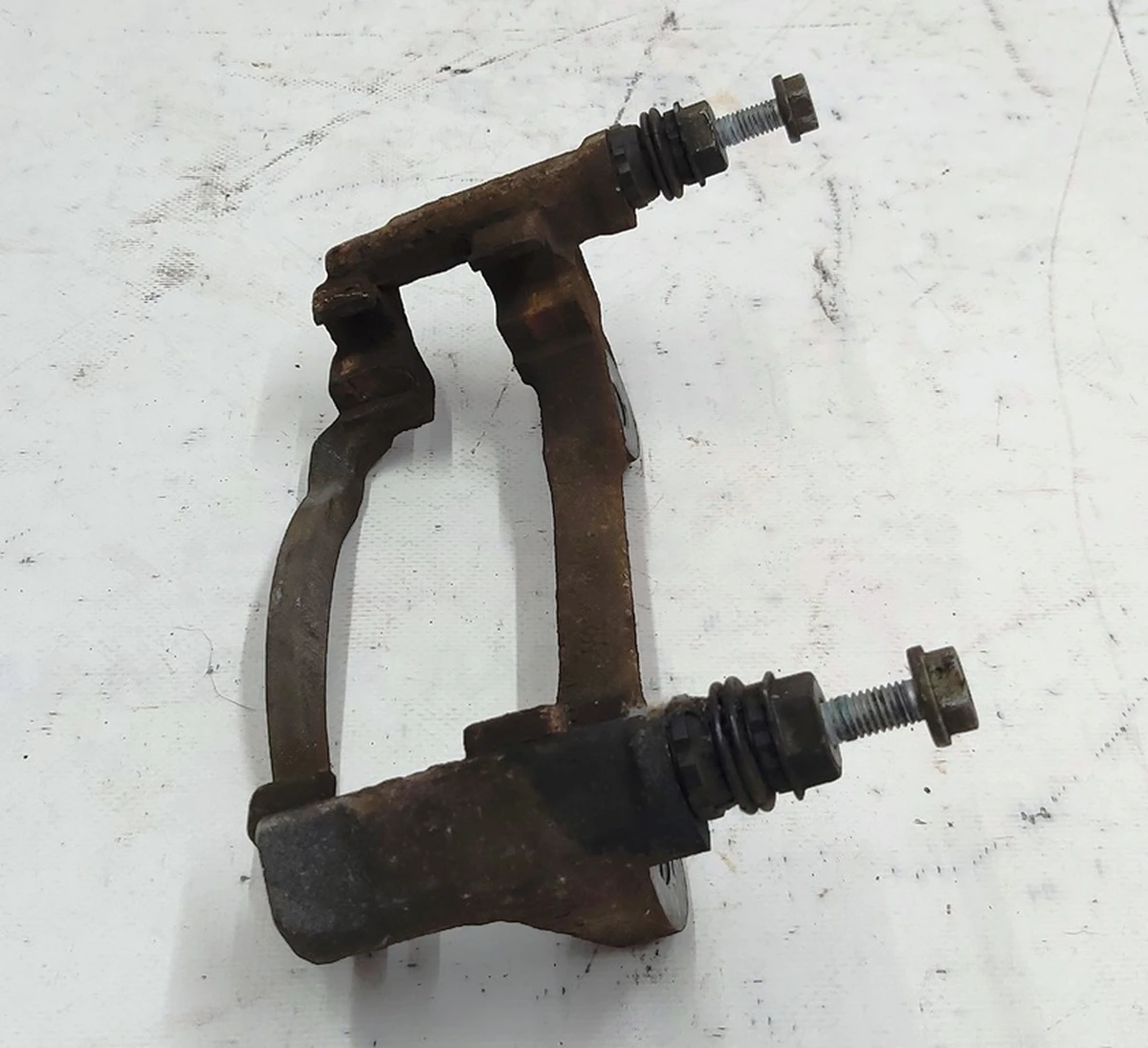 Напрямна колодок супорти гальмівного переднього (скоба) з направляючими пальцями ліва Volkswagen E-GOLF 8V0615125