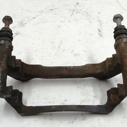 Напрямна колодок супорти гальмівного переднього (скоба) з направляючими пальцями права Volkswagen E-GOLF 8V0615126