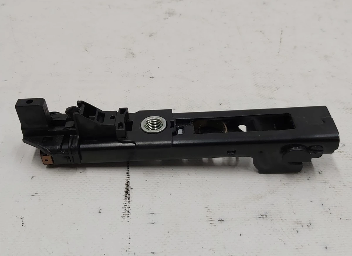 Механізм регулювання висоти ременя безпеки лівий правий Volkswagen E-GOLF 8V0857819