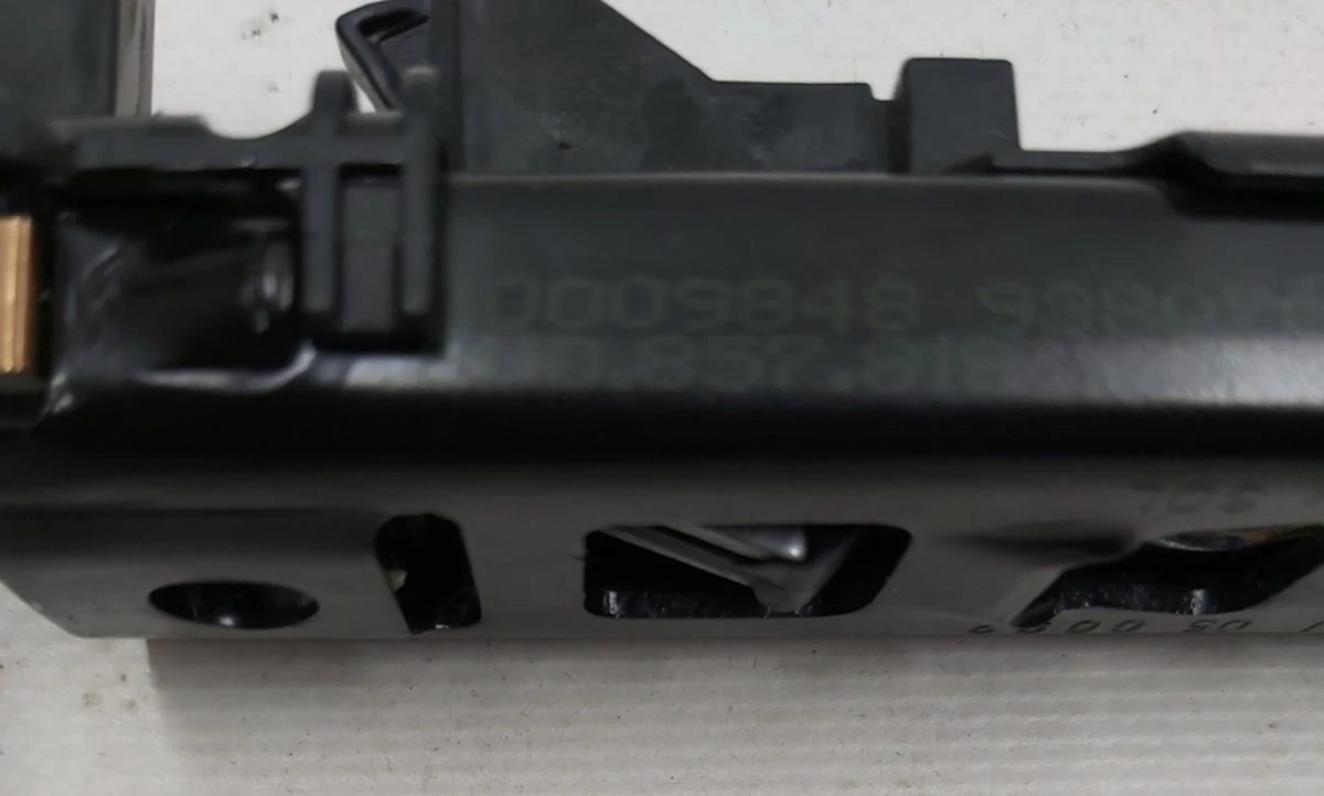 Механізм регулювання висоти ременя безпеки лівий правий Volkswagen E-GOLF 8V0857819