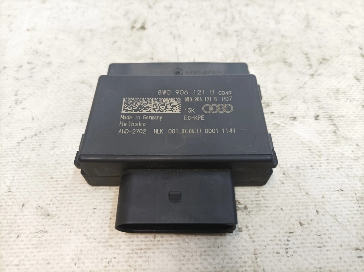 Блок управления топливного насоса Audi Q7 8W0906121B