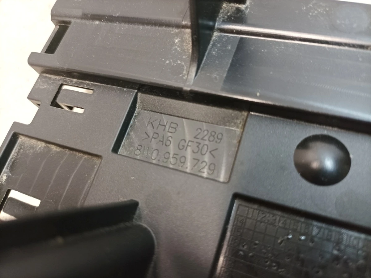 Кронштейн блока управления занятости сиденья левый Audi Q7 8W0959729